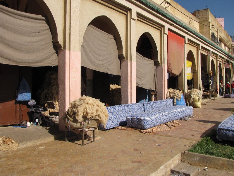 130312_matras werkplaats.jpg - In de oude stad lopen we langs een gebouw waar matrassen en zitkussens worden gemaakt.